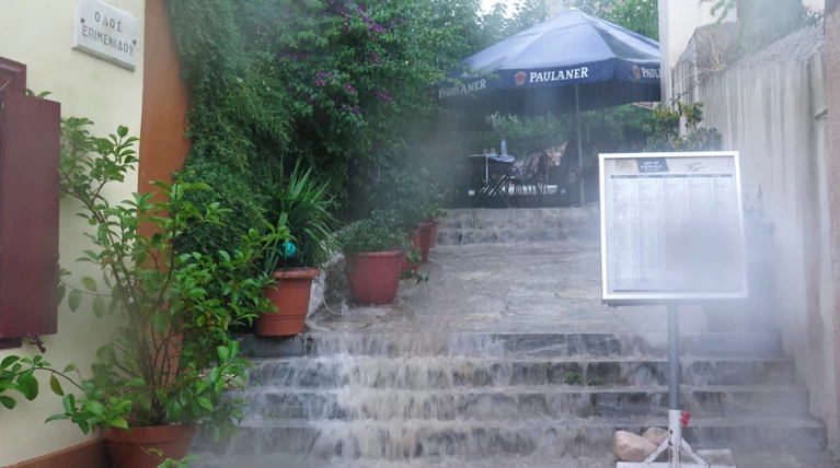 «Καταρράκτες» από τη νεροποντή στην Πλάκα -φωτό