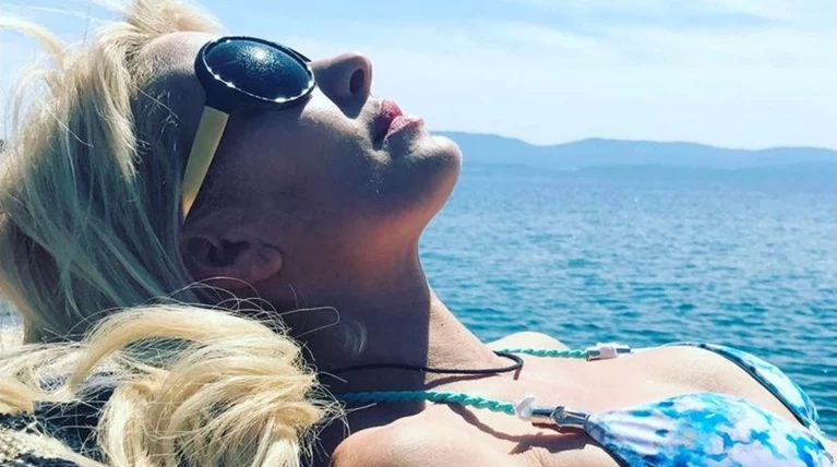 Η ασυνήθιστη ολόσωμη φωτογραφία της Ελένης Μενεγάκη με το μπικίνι της