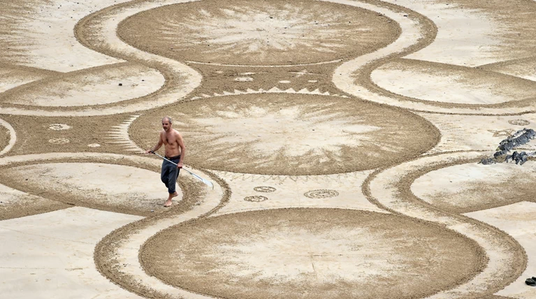 Ο Marc Treanor ζωγραφίζει αριστουργήματα στην άμμο