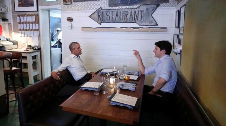 Ομπάμα και Τριντό χαλαροί χωρίς γραβάτες σε εστιατόριο