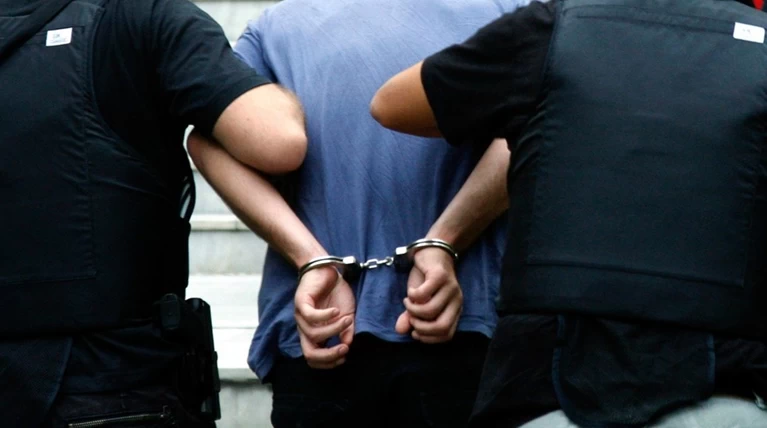 Ενα τσιγάρο κάρφωσε τους κλέφτες αμέσως μετά τη διάρρηξη