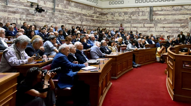 Βουλευτές στα πρόθυρα νευρικής κρίσης από την "ήττα διαρκείας"