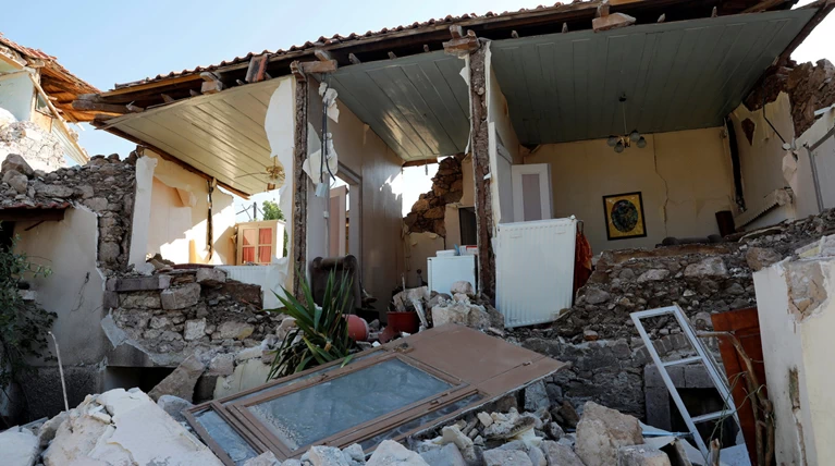 Εικόνες βιβλικής καταστροφής στη Λέσβο - Μια γυναίκα νεκρή