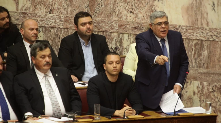 Η Χ.Αυγή «πουλάει τρέλα» για τους τραμπουκισμούς Κασιδιάρη στον Δένδια