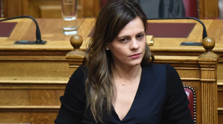 Αχτσιόγλου: Τι θα προβλέπει η ρύθμιση για τους απλήρωτους εργαζόμενους