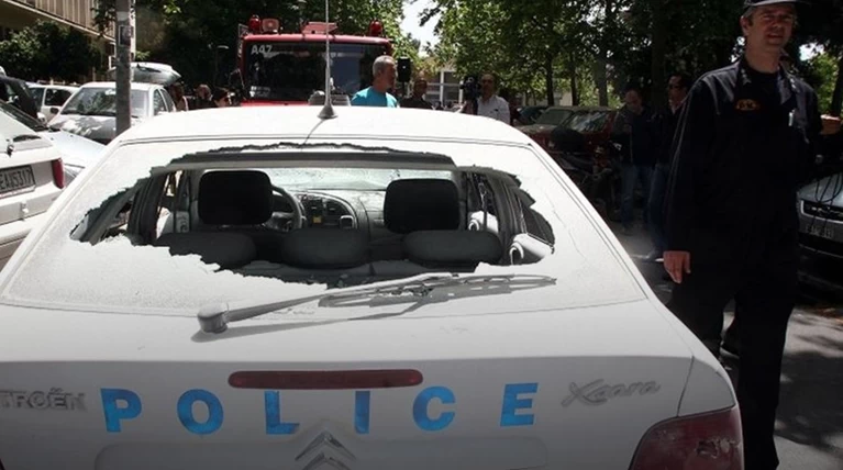 Απίστευτο: Επιτέθηκαν σε περιπολικό και απελευθέρωσαν τον κρατούμενο