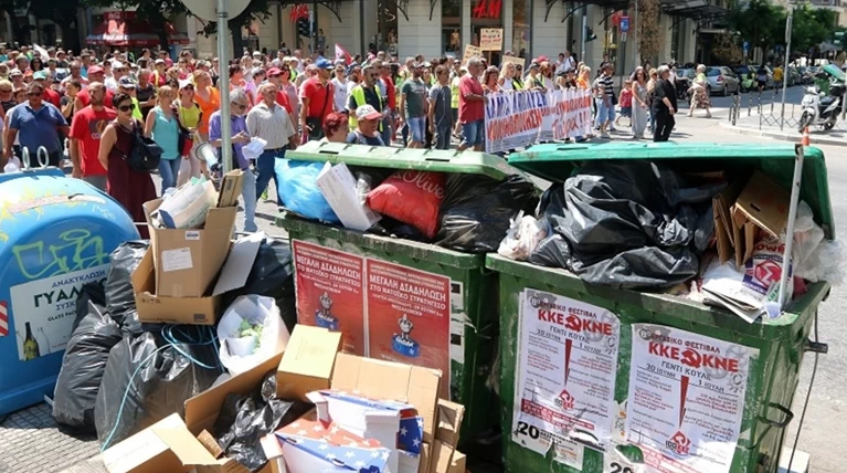 Απειλούν να κατεβάσουν ρολά οι Δήμοι, «βουνά» τα σκουπίδια