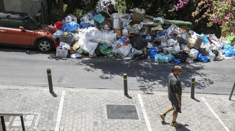 Τα "σκουπίδια της οργής" & η "διαπραγμάτευση" Σκουρλέτη