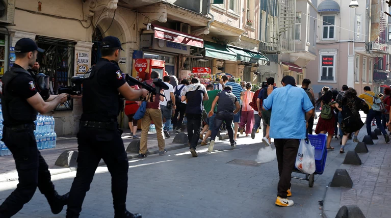 Συλλήψεις & πλαστικές σφαίρες στο Gay Pride στην πλατεία Ταξίμ