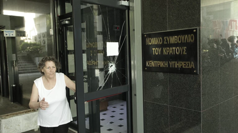 Επίθεση αγνώστων στο Νομικό Συμβούλιο & τράπεζες στο κέντρο