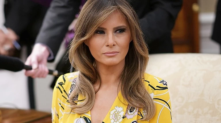 Η ασυνήθιστη εμφάνιση της Μελάνια Τραμπ με κίτρινο φλοράλ φόρεμα