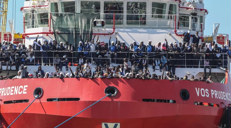 Η Ιταλία απειλεί να κλείσει τις πόρτες στους μετανάστες:«Πάρτε τους εσείς»