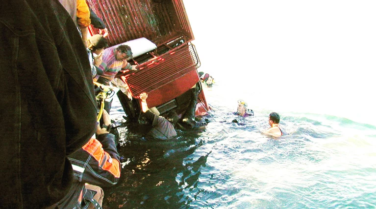 Στη θάλασσα έπεσε αυτοκίνητο με ηλικιωμένο οδηγό - Ανασύρθηκε νεκρός