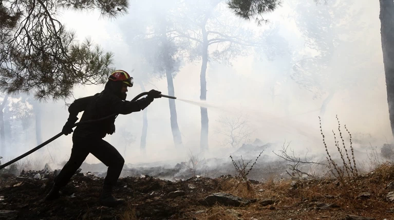 Συνεχείς αναζωπυρώσεις στο Δαμνόνι Ρεθύμνου σε δύσβατη περιοχή