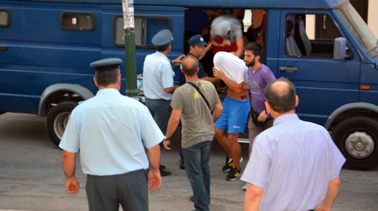Ζάκυνθος: Η άφιξη των οκτώ κατηγορούμενων στην Εισαγγελία