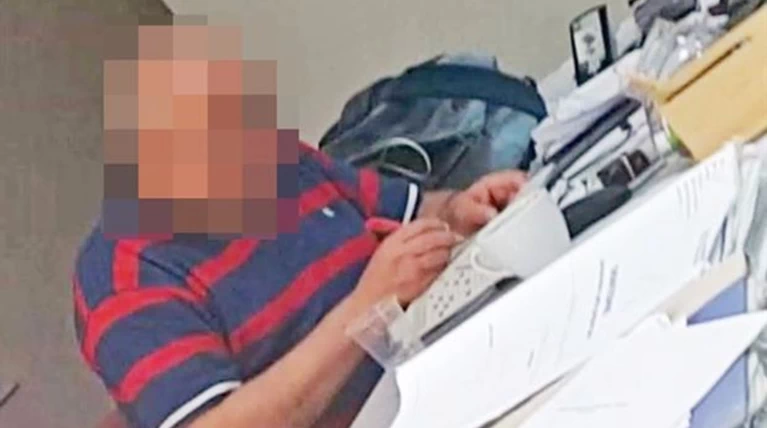 Απίστευτο! Εφοριακός λύνει σταυρόλεξο ενώ ο κόσμος περιμένει στην ουρά