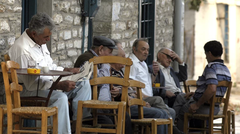 Γερνάμε και πιστοποιημένα - Ο πληθυσμός της Ελλάδας μειώθηκε κατά 2,5%
