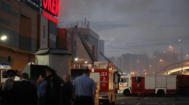 Δεκατέσσερις τραυματίες σε φωτιά που ξέσπασε σε εμπορικό κέντρο της Μόσχας