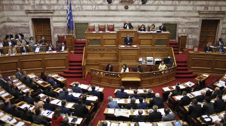 Live: Ο Τσίπρας ενημερώνει τη Βουλή για το Κυπριακό