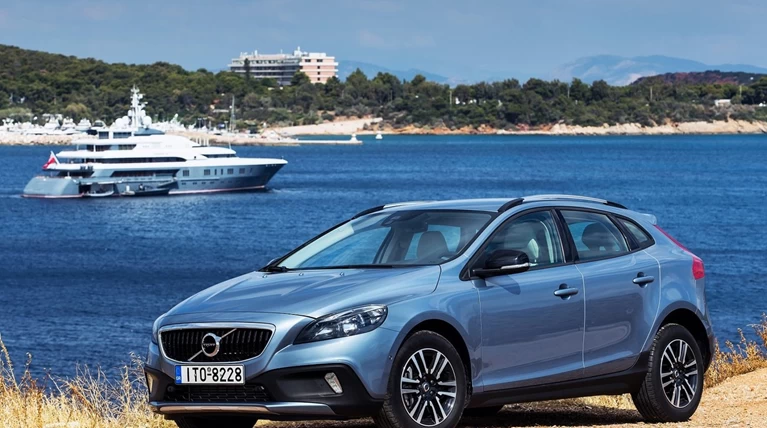 V40 Cross Country Τ3 1.5 Auto: 21.900 € & δωρεάν το πακέτο Business
