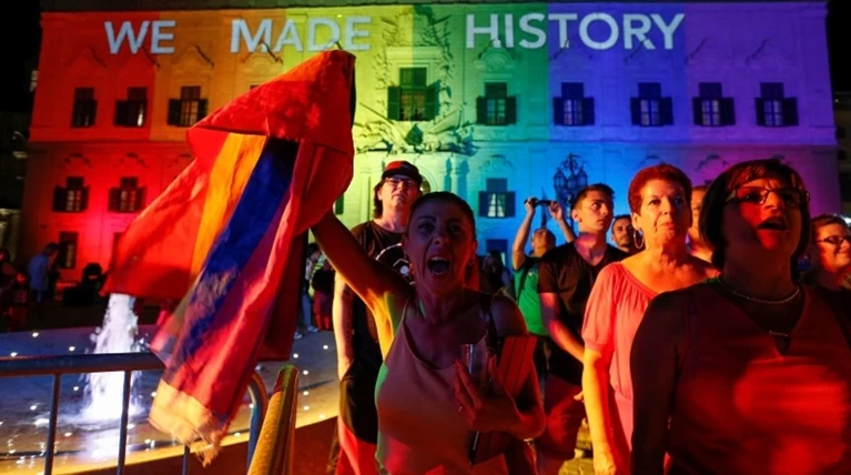 Νομιμοποιήθηκε και στην Μάλτα ο γάμος των ομοφυλοφίλων (ΦΩΤΟ)
