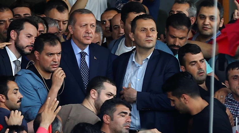 Ένα χρόνο μετά το πραξικόπημα, η Τουρκία βυθίζεται στην άβυσσο