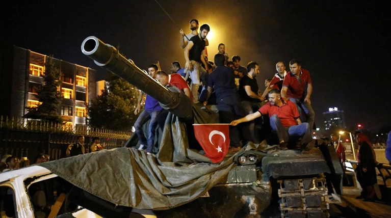 Τουρκία: Διχάζουν οι αφίσες του αποτυχημένου πραξικοπήματος -φωτό