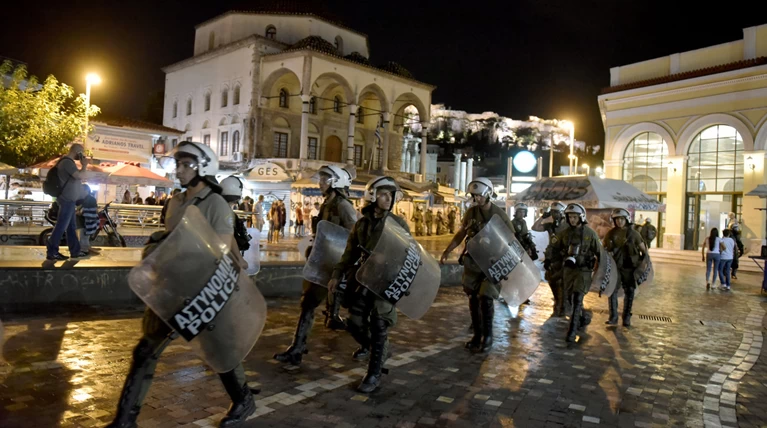 Γυαλιά καρφιά 64 καταστήματα στα επεισόδια στην Ερμού
