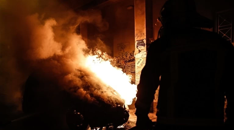 Βροχή μολότοφ στα Εξάρχεια - Επίθεση και σε δύναμη της ΟΠΚΕ