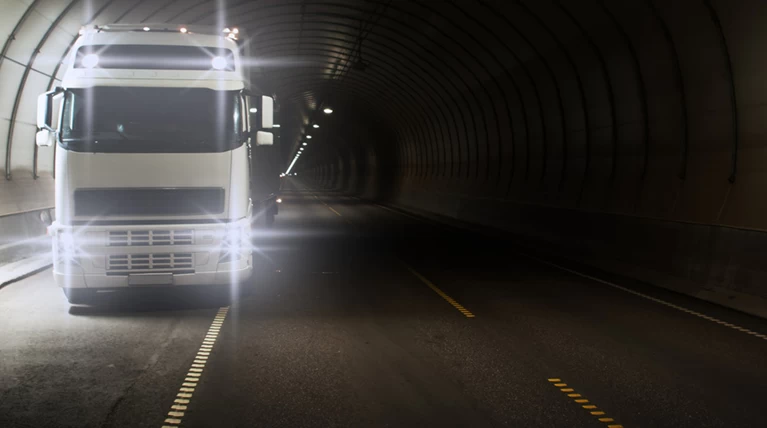 Φωτιά σε εν κινήσει φορτηγό σε τούνελ στην Πάτρα