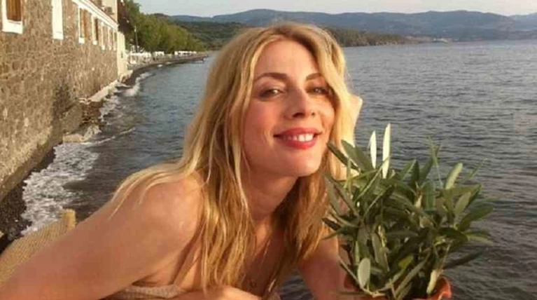 Η Σμαράγδα Καρύδη ποζάρει με μπικίνι στα 47 της
