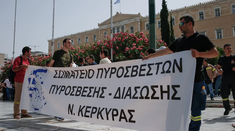 Συλλαλητήριο στο Σύνταγμα από τους συμβασιούχους πυροσβέστες