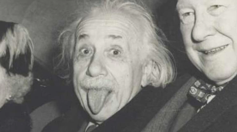 Στο «σφυρί» η φωτογραφία του Αϊνστάιν με την παιχνιδιάρικη πόζα