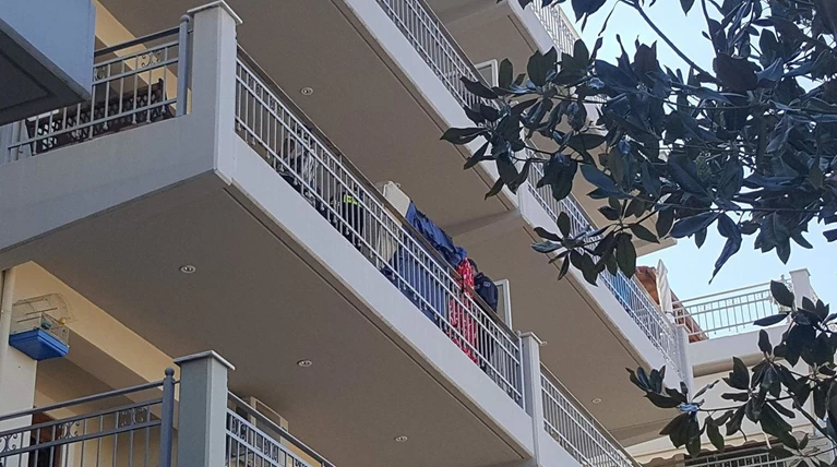 Πάτρα: Τσακώθηκε με την μητέρα της και έβαλε φωτιά στο σπίτι τους video