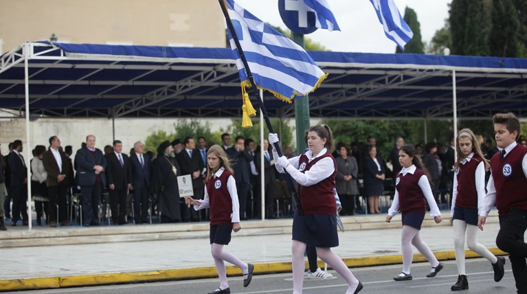 Στα άκρα η κόντρα για τους... κληρωτούς σημαιοφόρους