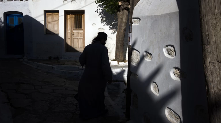 «Θεριακλής» ιερέας παύεται από τα καθήκοντά του