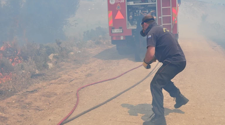 Λάρισα: Φωτιά σε καλαμιές σε αγροτική περιοχή