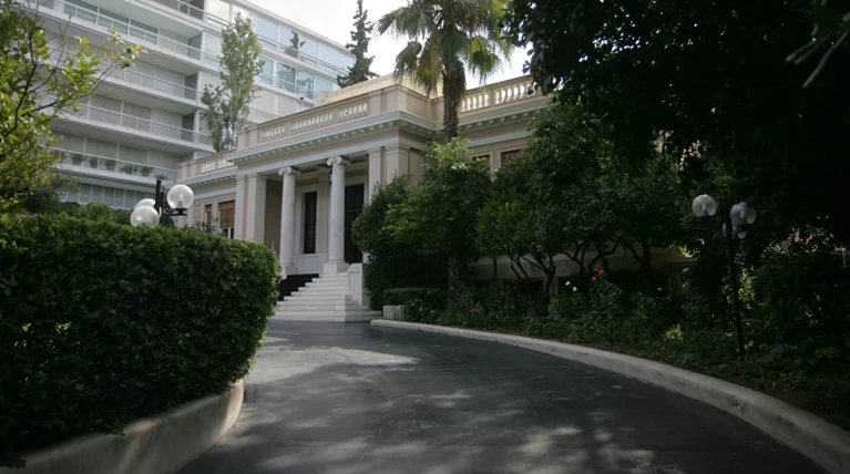 Δύο φάκελοι στο Μαξίμου για τα «δύσκολα» του φθινοπώρου
