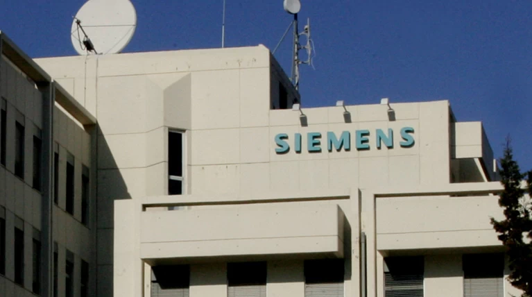 Επίθεση του Ρουβίκωνα με μπογιές στα γραφεία της Siemens ΦΩΤΟ