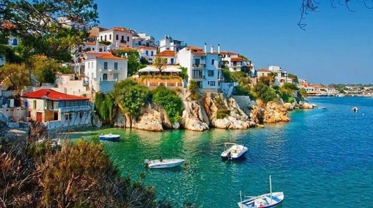 Παρέλαση διασήμων στη Σκιάθο για διακοπές