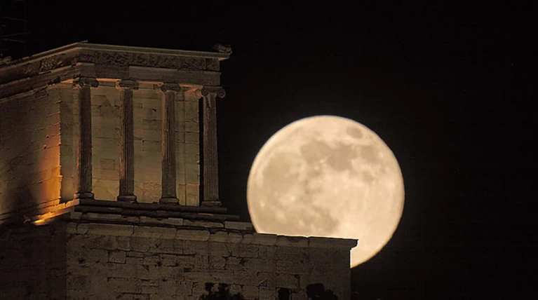 Πού θα δείτε απόψε την μαγική πανσέληνο του Αυγούστου