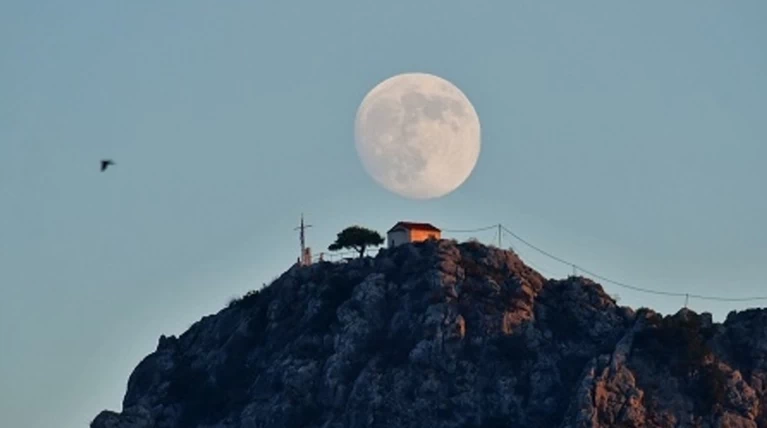 Εικόνες από την ξεχωριστή & εντυπωσιακή πανσέληνο με μερική έκλειψη σελήνης