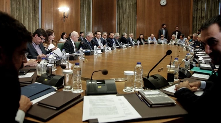 Οι «κάρτες» στους υπουργούς και τα σενάρια για ανασχηματισμό
