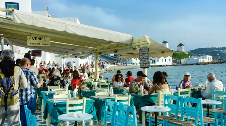 Οι Βρετανοί τρομοκρατούν τους τουρίστες για την Ελλάδα