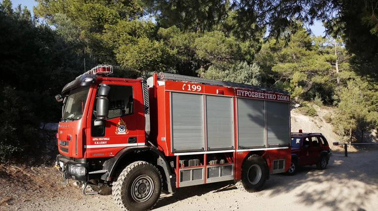 Πυρκαγιά σε ρεματιά στο Μενίδι κοντά σε κτίρια