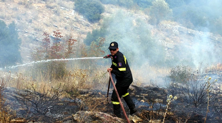 Υπό έλεγχο η φωτιά στην Καισαριάνη κοντά στο Σκοπευτήριο