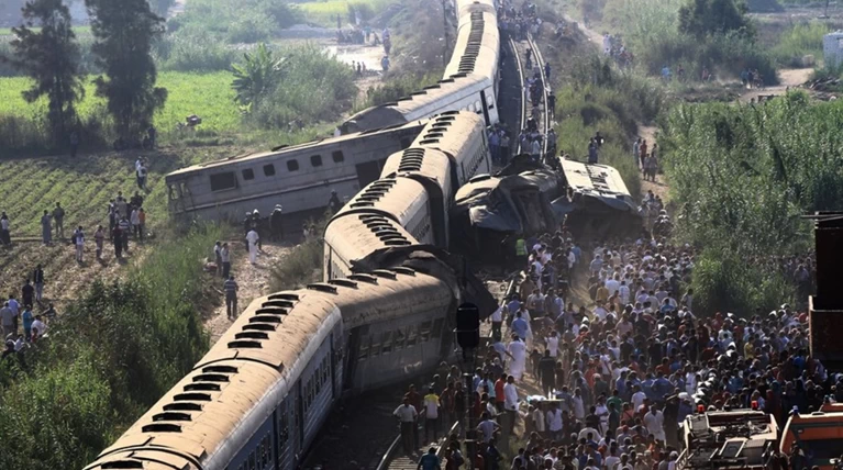 Σύγκρουση τρένων στην Αλεξάνδρεια, τουλάχιστον 36 νεκροί και 123 τραυματίες