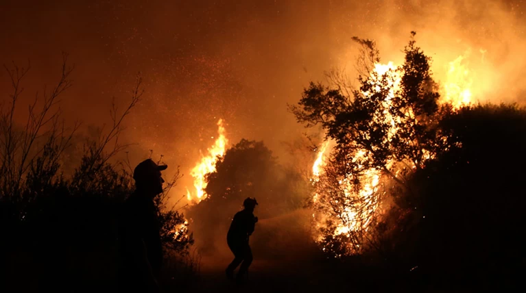 Πύρινη κόλαση στον Κάλαμο - Νύχτα αγωνίας για τους κατοίκους