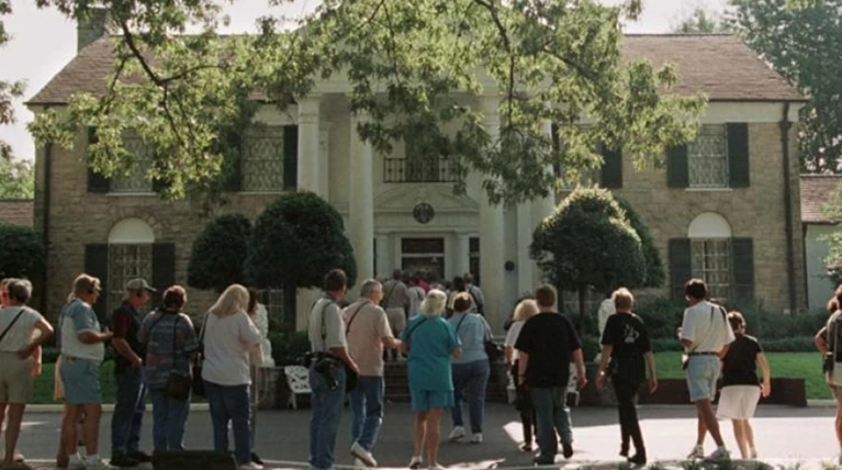 Μνημόσυνο Έλβις Πρίσλεϊ: Συρρέουν στην Graceland οι θαυμαστές του "βασιλιά"