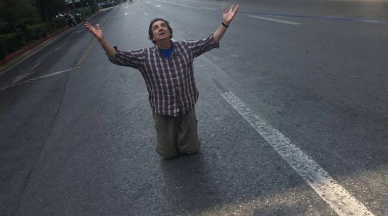 Ο Άγγελος Παπαδημητρίου "προσεύχεται" στην άδεια Αθήνα